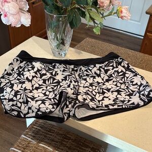 Lands’ End Black & White Floral Swim Shorts - Size 18